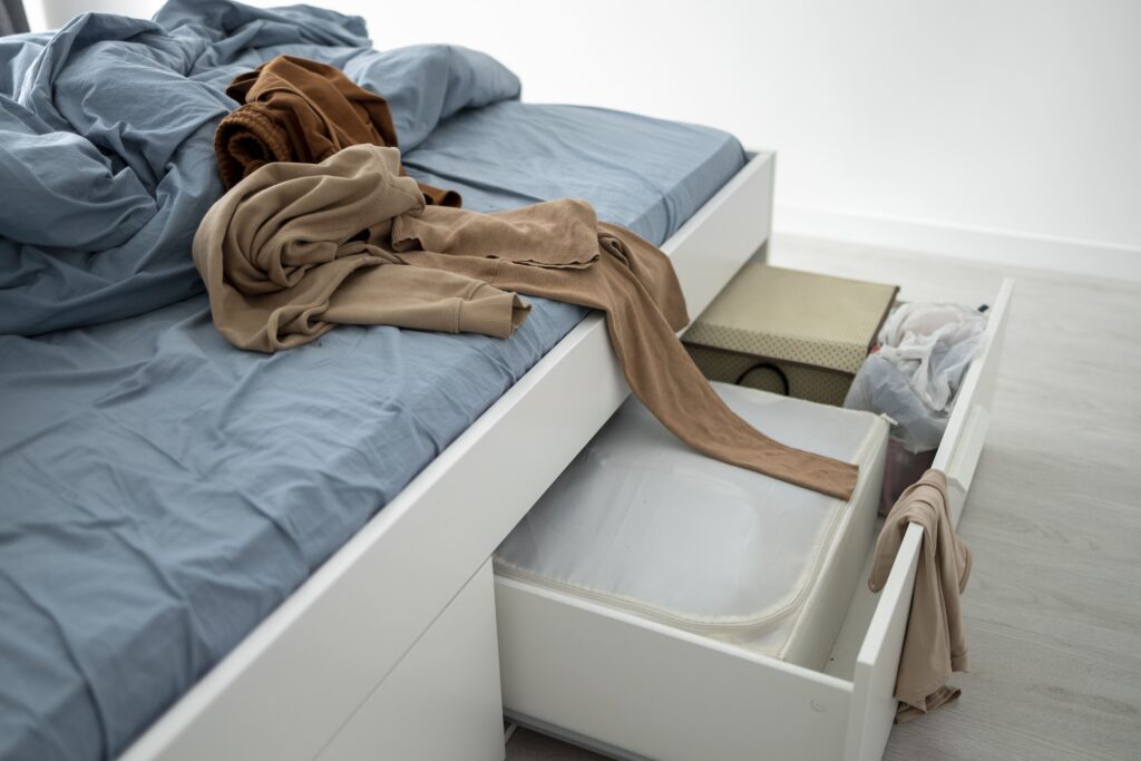 almacenamiento debajo de la cama