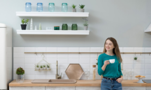 mujer feliz en una cocina organizada